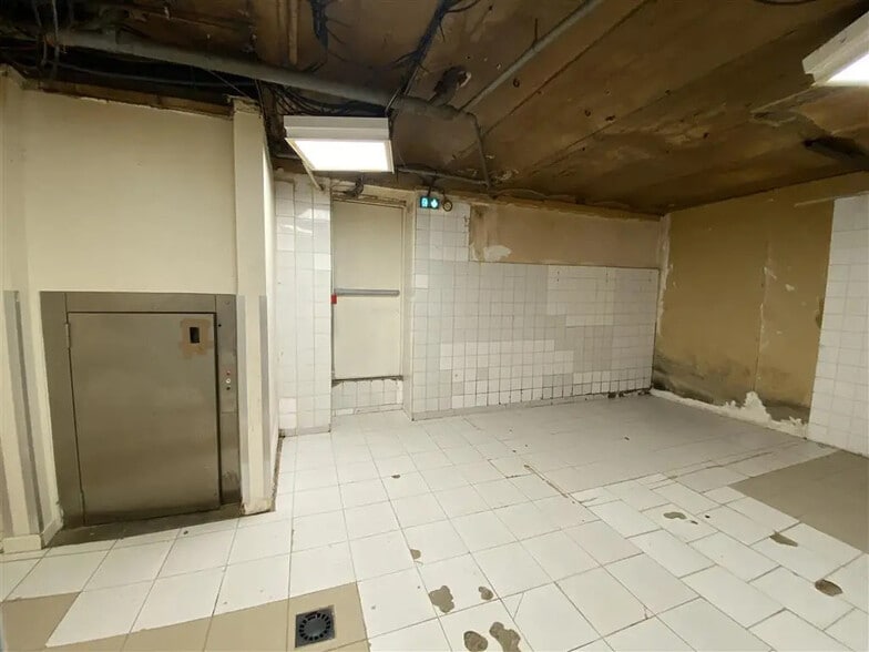 Retail in Paris for lease - Building Photo - Image 3 of 9