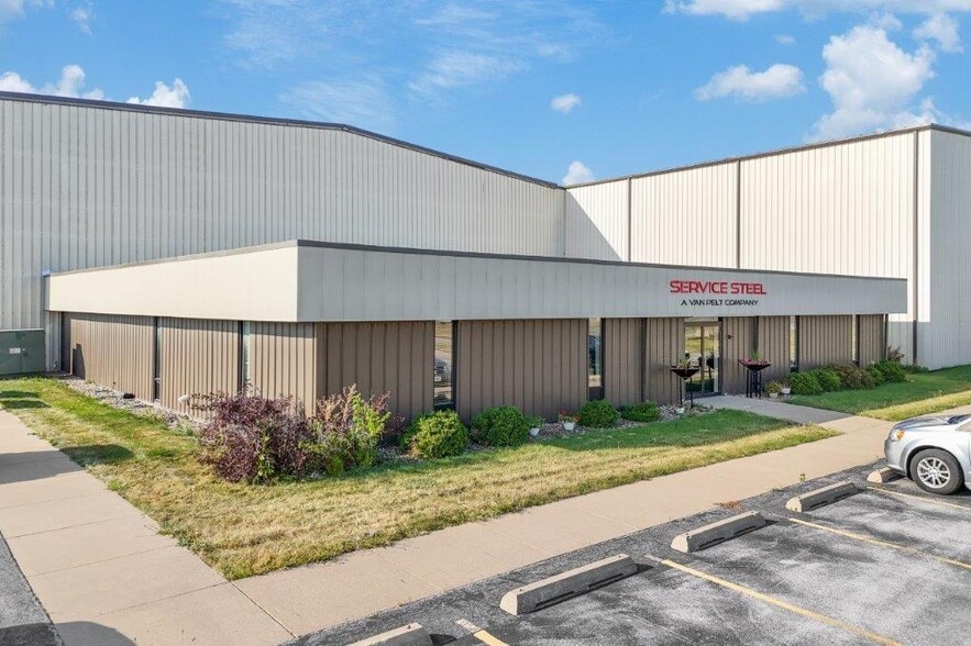 2930 Morton Dr, East Moline, IL for lease - Building Photo - Image 2 of 11