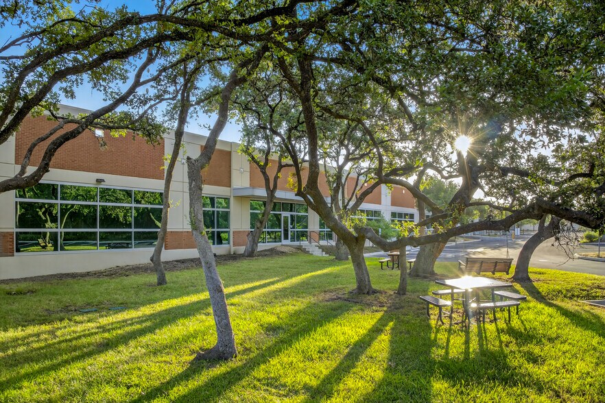 12447 Network Blvd, San Antonio, TX à louer - Photo du bâtiment - Image 3 de 6