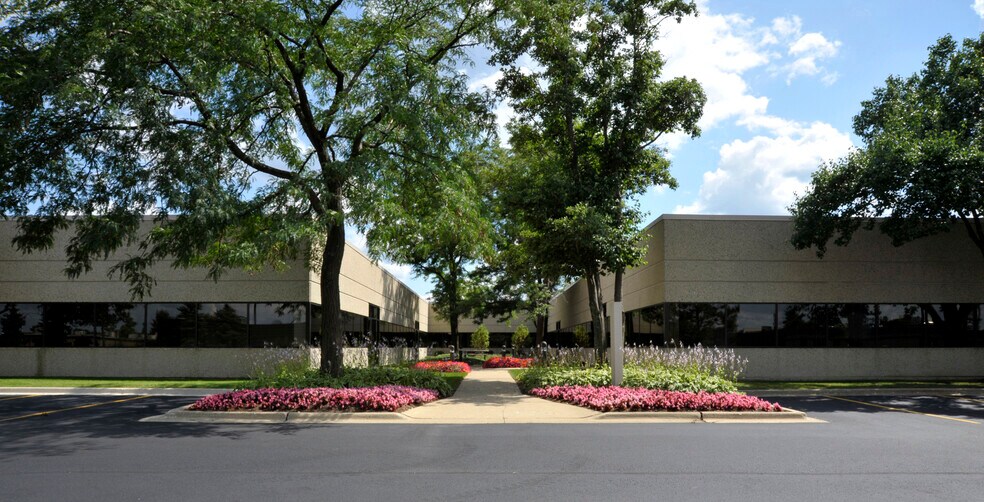 2505 S Finley Rd, Lombard, IL à louer - Photo du bâtiment - Image 1 de 58