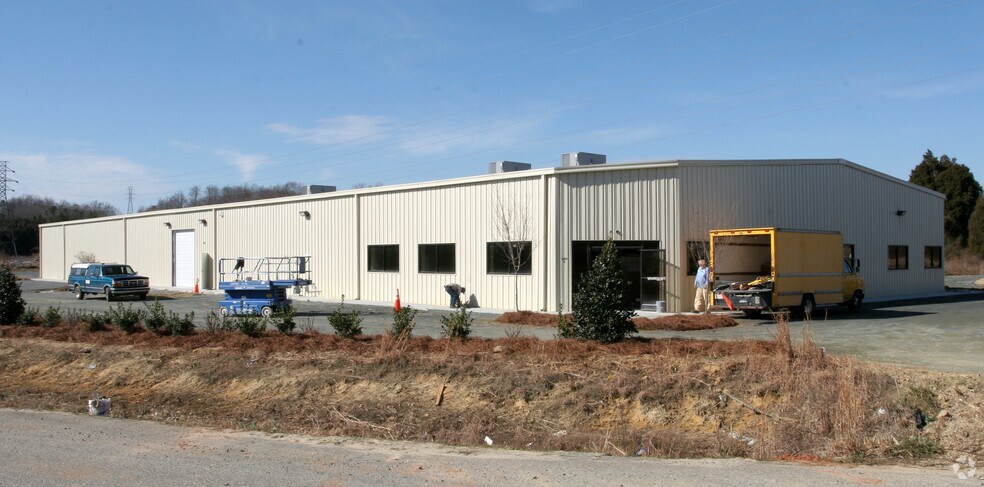 2400 W Clemmonsville Rd, Winston-Salem, NC à louer - Photo principale - Image 2 de 19