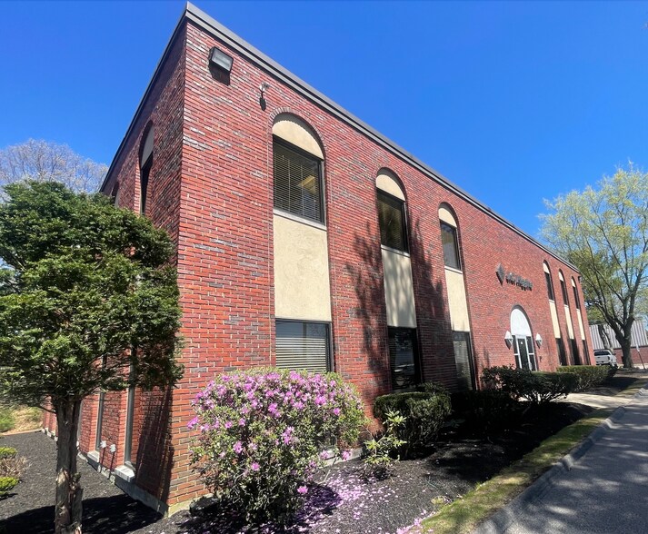 70 Hawes Way, Stoughton, MA à vendre - Photo du bâtiment - Image 3 de 5