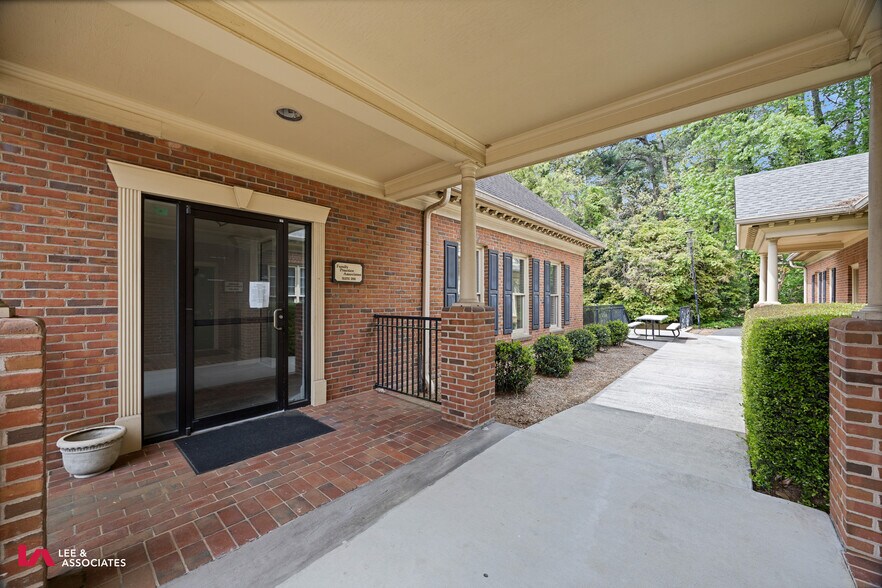 1776 Old Spring House Ln, Dunwoody, GA à louer - Photo du bâtiment - Image 3 de 52