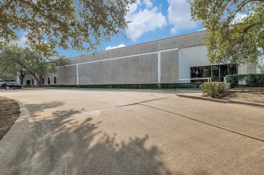 1720-1750 Hurd Dr, Irving, TX for lease - Building Photo - Image 3 of 15