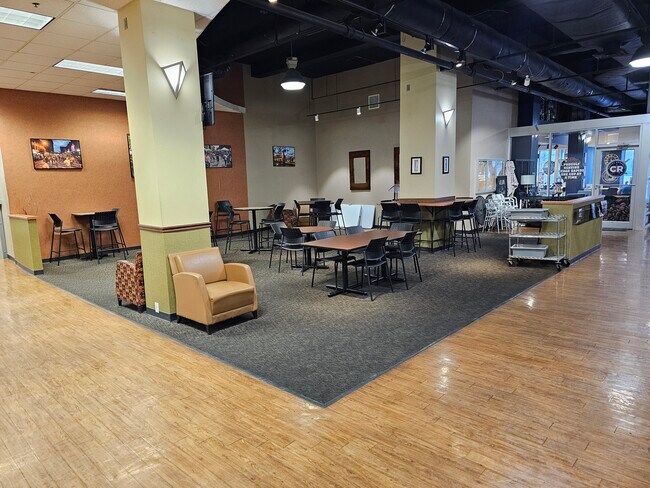 Plus de détails pour 210 3rd Ave SE, Cedar Rapids, IA - Commerce de détail à louer