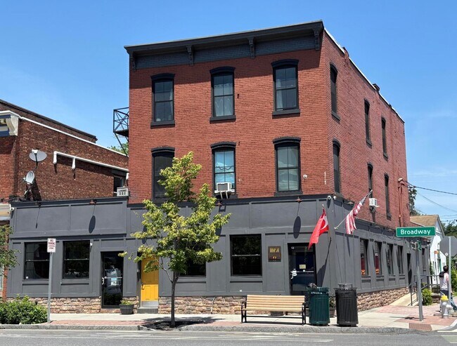 More details for 666 Broadway, Kingston, NY - Retail for Sale