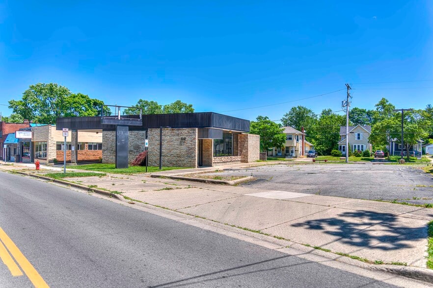 1217 Greenwood Ave, Jackson, MI à vendre - Photo du bâtiment - Image 1 de 37