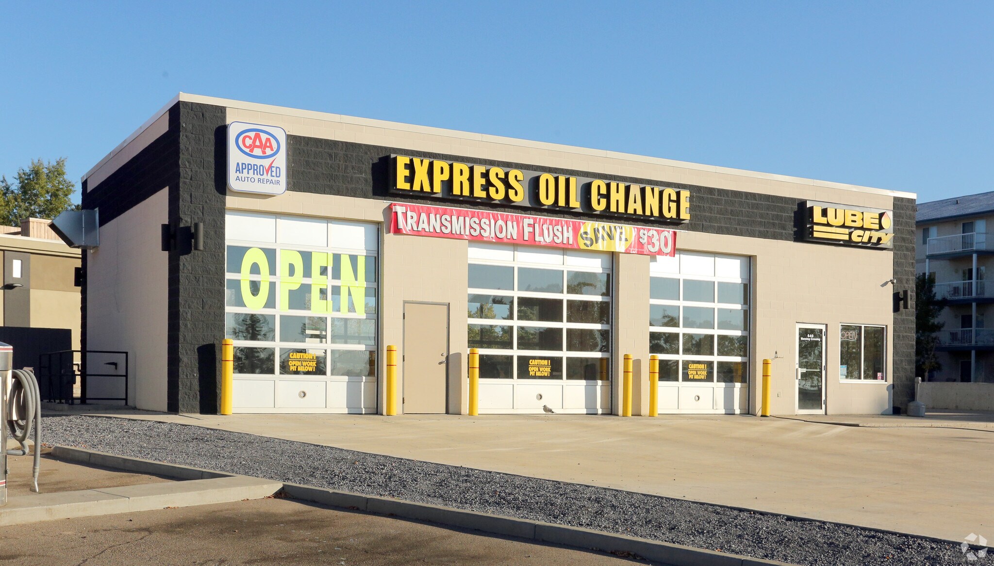 640 Manning Cros NW, Edmonton, AB for sale Primary Photo- Image 1 of 1