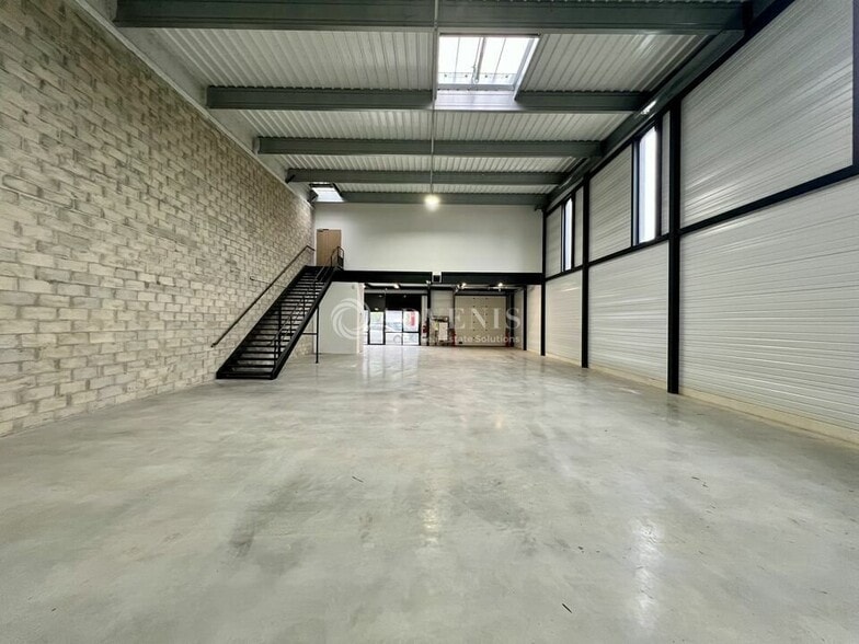 27 Avenue Du Gros Chene, Éragny for lease - Interior Photo - Image 2 of 10