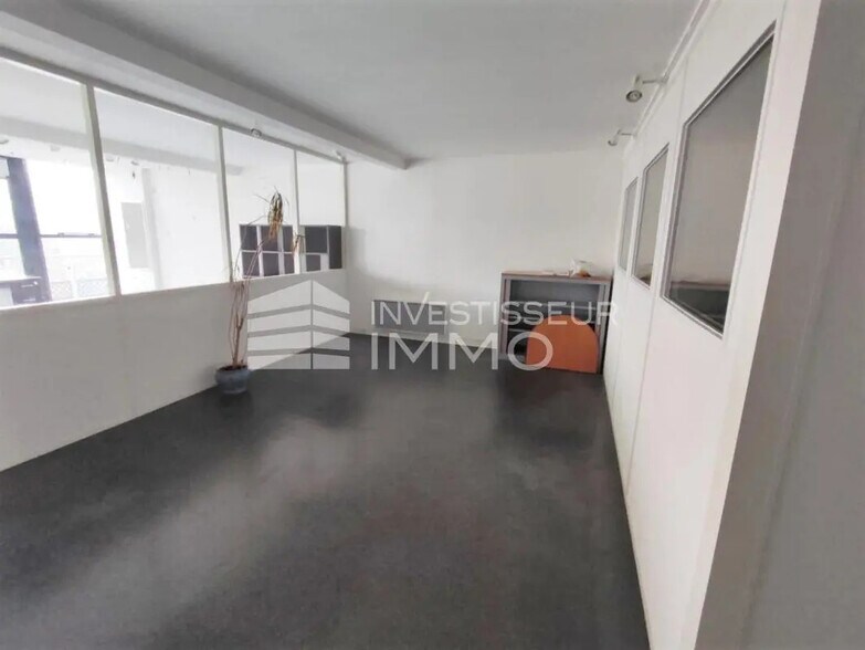 Flex in Émerainville for lease - Interior Photo - Image 3 of 7