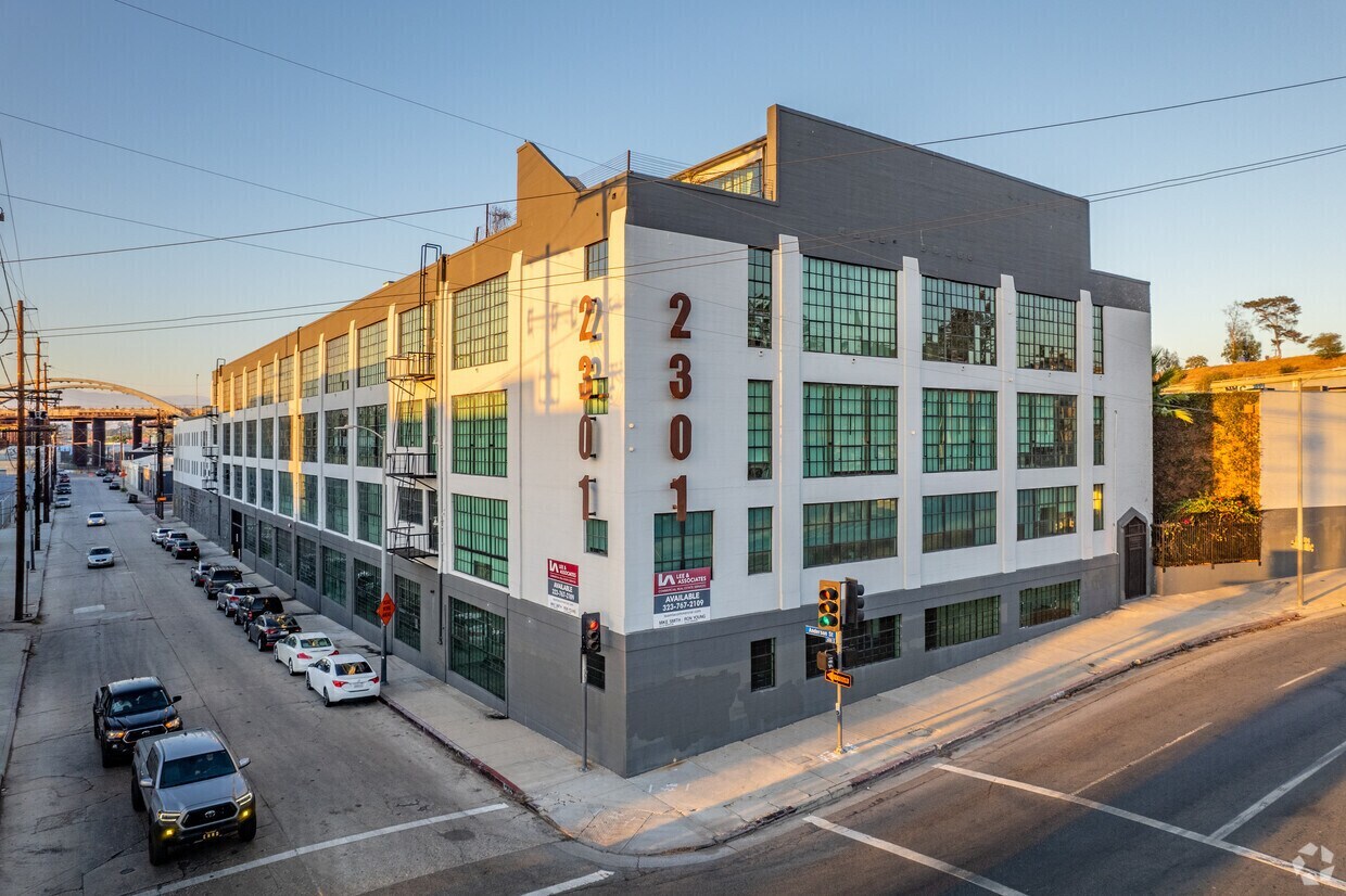 2301 E 7th St, Los Angeles, CA à louer Photo du bâtiment- Image 1 de 1