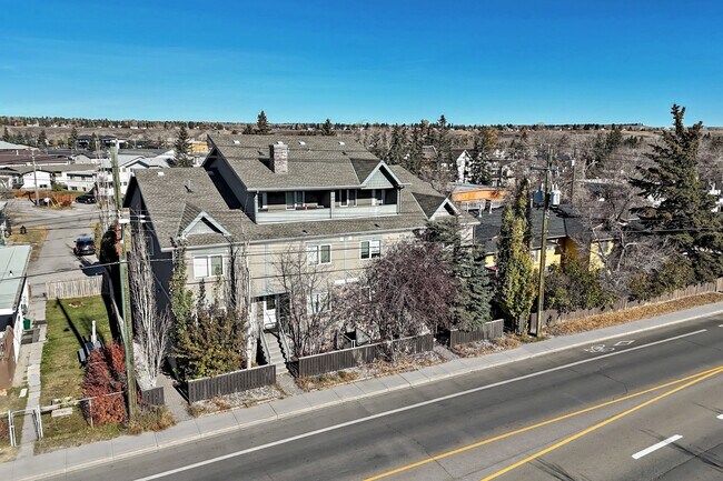 Plus de détails pour 7714-7716 Bowness Rd NW, Calgary, AB - Multi-résidentiel à vendre