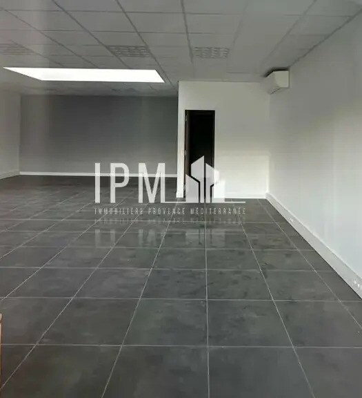 Retail in Roquevaire for lease - Interior Photo - Image 2 of 5