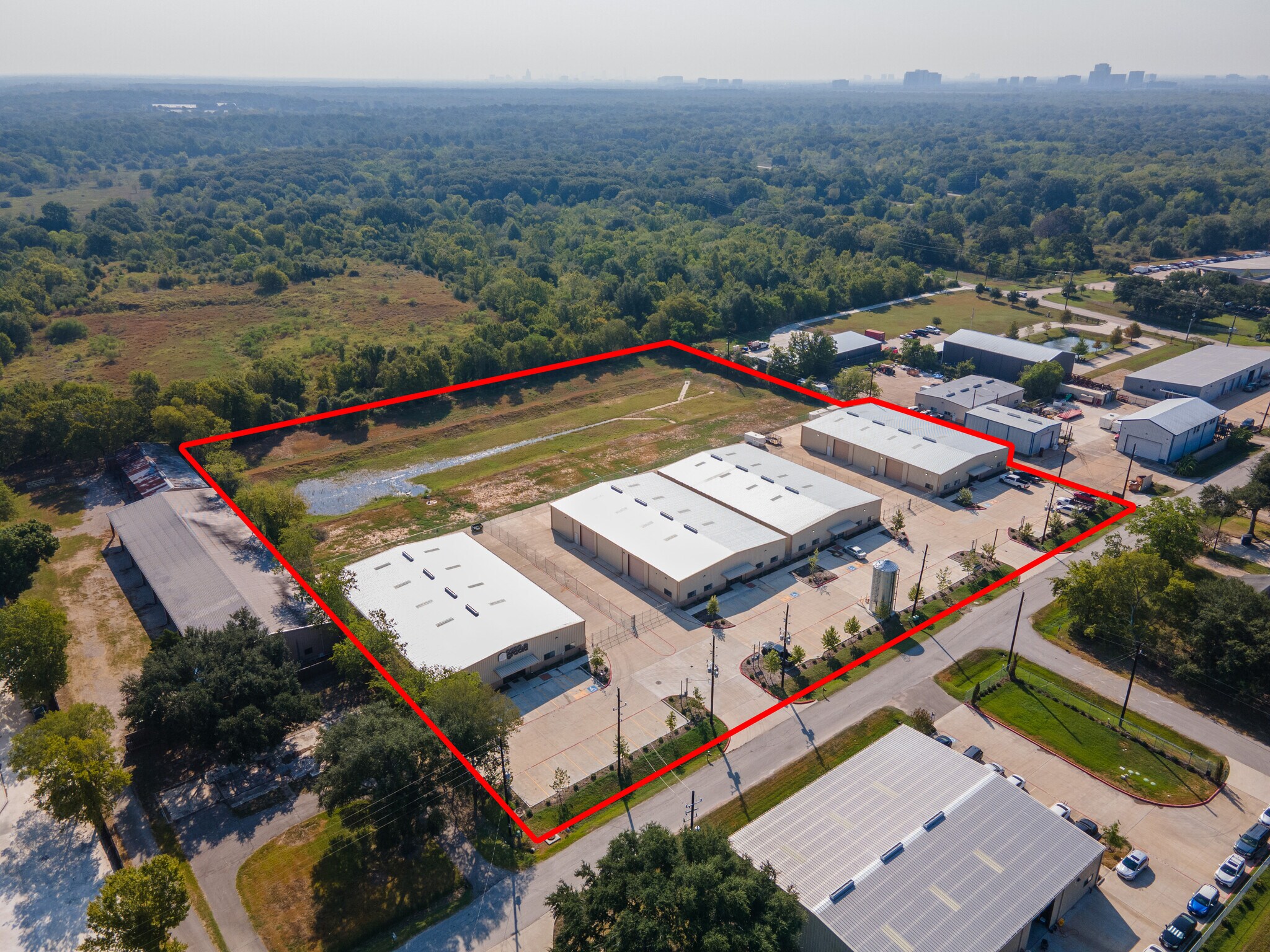 Four-Building Industrial Business Park portefeuille de 3 propriétés à vendre sur LoopNet.ca Photo du bâtiment- Image 1 de 24