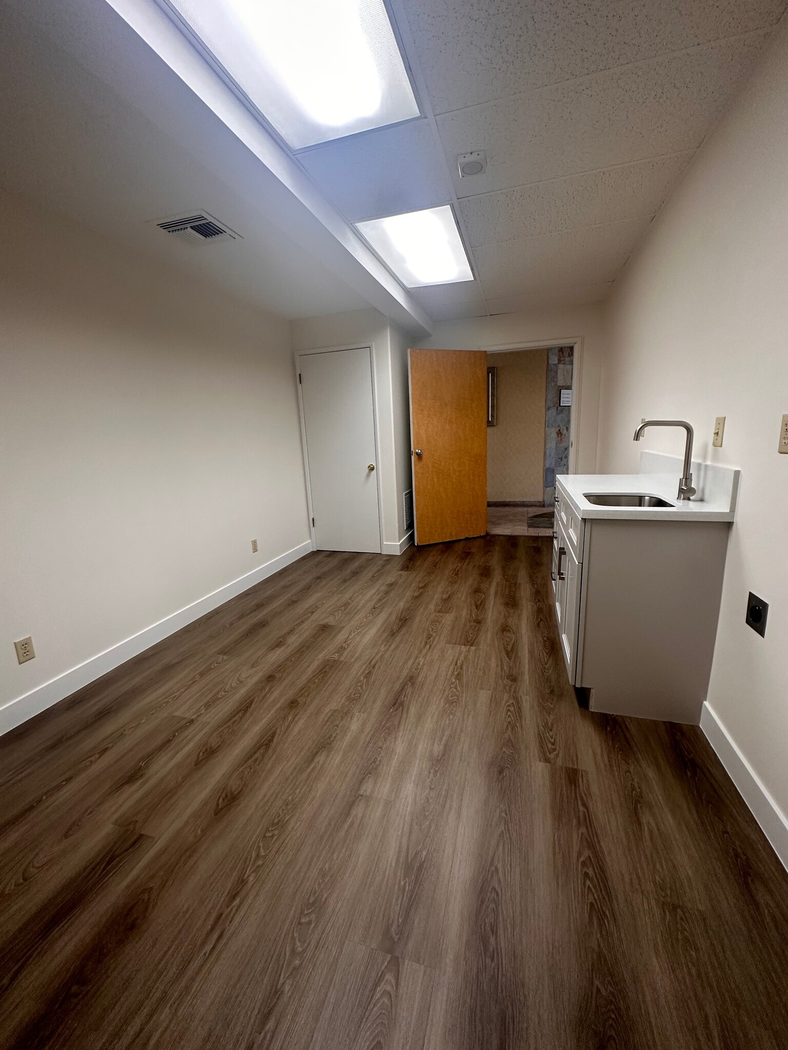 599 S Barranca Ave, Covina, CA à louer Photo du bâtiment- Image 1 de 3