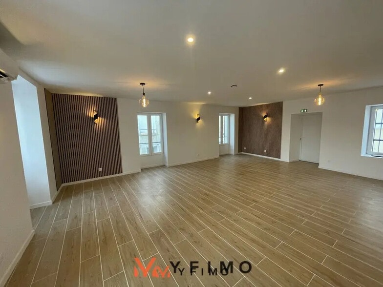 Flex in Épône for lease - Interior Photo - Image 2 of 7