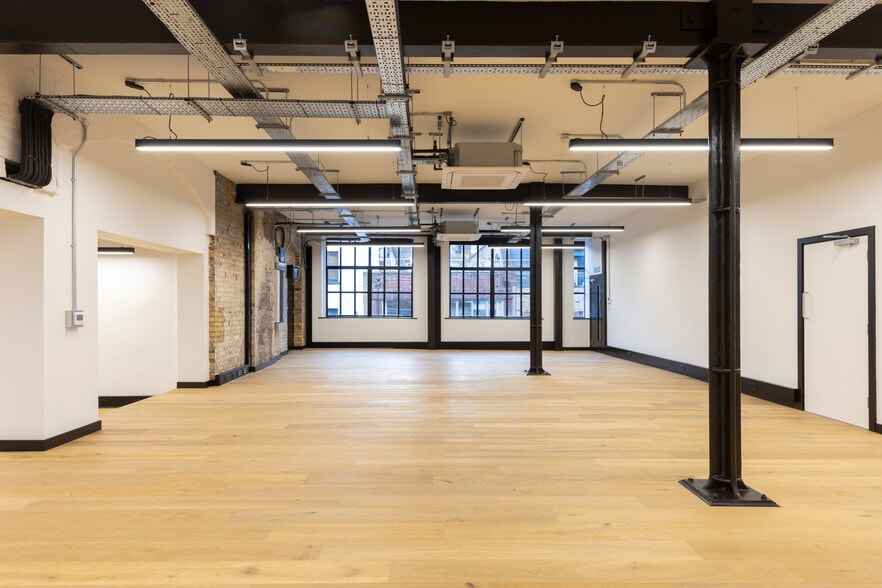 7-10 Charlotte Mews, London for lease - Building Photo - Image 2 of 7