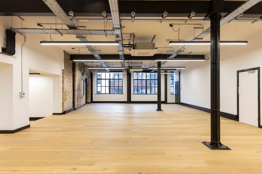 7-10 Charlotte Mews, Londres à louer - Photo du bâtiment - Image 2 de 7