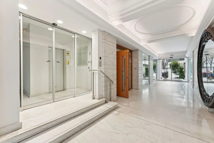 9-11 Avenue Franklin D. Roosevelt, Paris for lease - Building Photo - Image 2 of 14