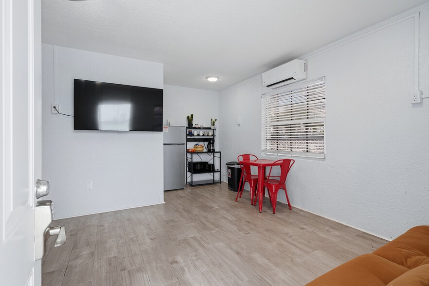 602 Poinsettia Ave, Clearwater Beach, FL for sale - Building Photo - Image 3 of 51