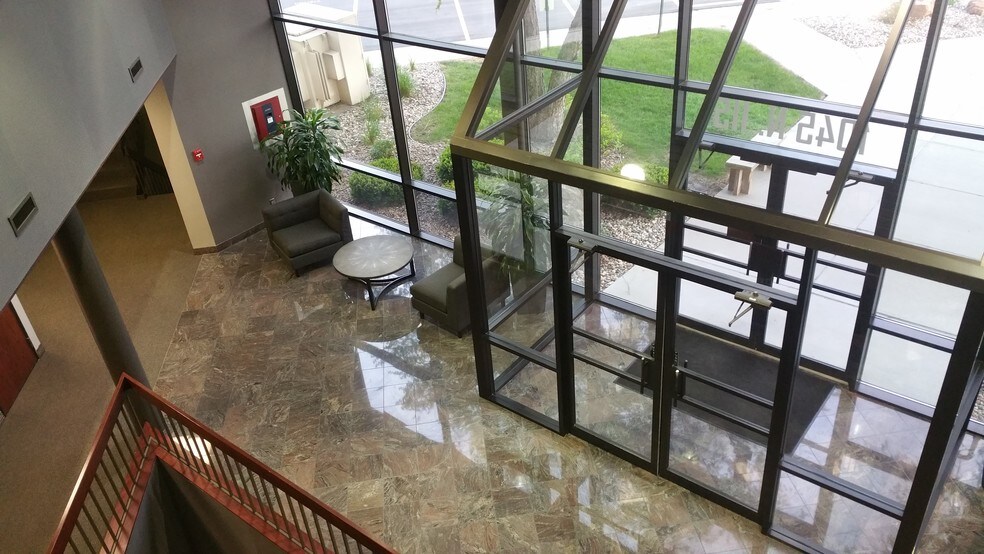 1055 N 115th St, Omaha, NE à louer - Photo du bâtiment - Image 2 de 7