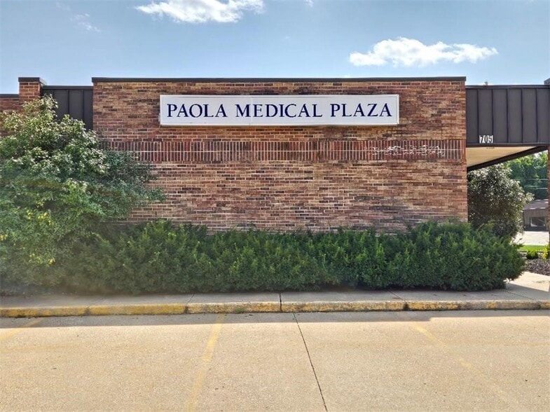 705 Baptiste Dr, Paola, KS for lease - Building Photo - Image 2 of 32