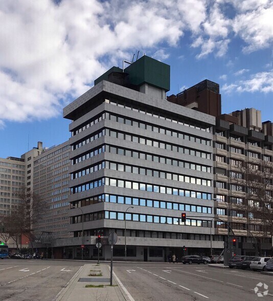 Calle de Orense, 70, Madrid, Madrid à louer - Photo du bâtiment - Image 2 de 2
