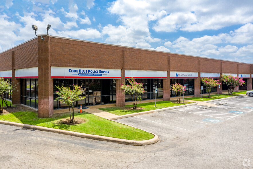 6901-6999 Alamo Downs Pky, San Antonio, TX for lease - Building Photo - Image 1 of 5