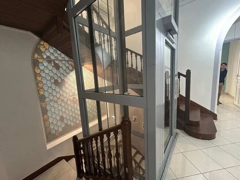 Office in Marseille for lease - Interior Photo - Image 3 of 9