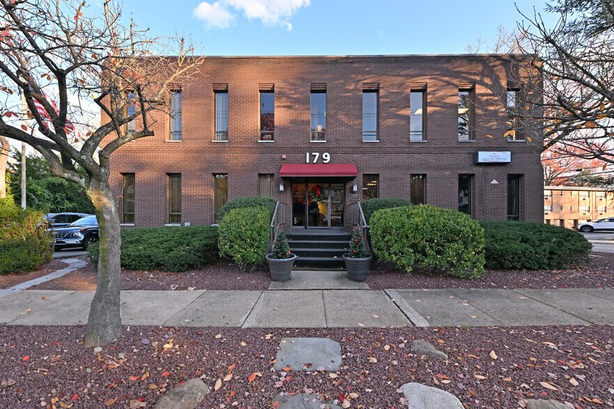 179 S Maple Ave, Ridgewood, NJ à vendre - Photo du bâtiment - Image 2 de 40