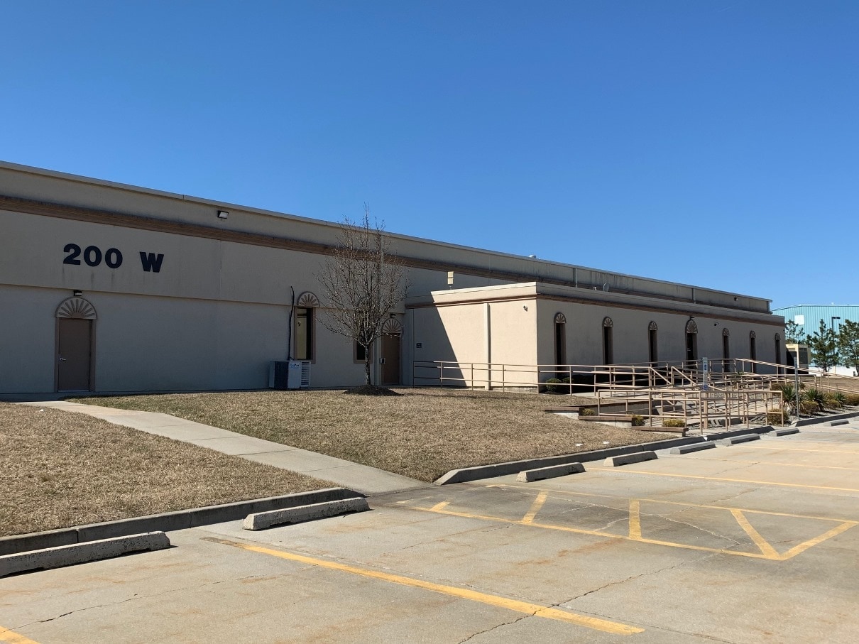 200 W Parkway Dr, Egg Harbor Township, NJ for lease Building Photo- Image 1 of 21