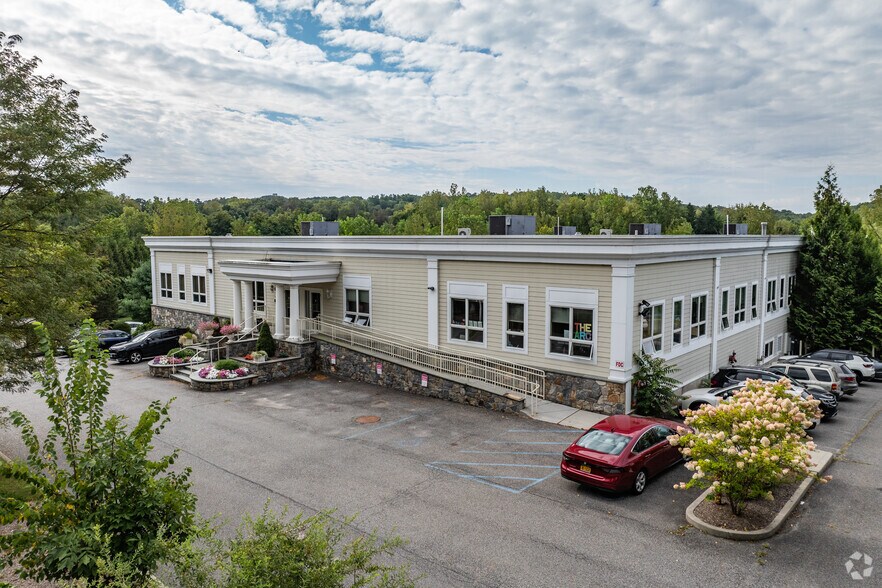 7 Sutton Pl, Brewster Village, NY à louer - Photo principale - Image 1 de 5