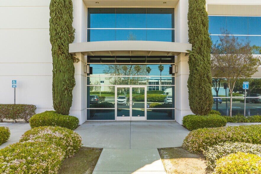 11101 Etiwanda Ave, Fontana, CA à louer - Photo du bâtiment - Image 2 de 6