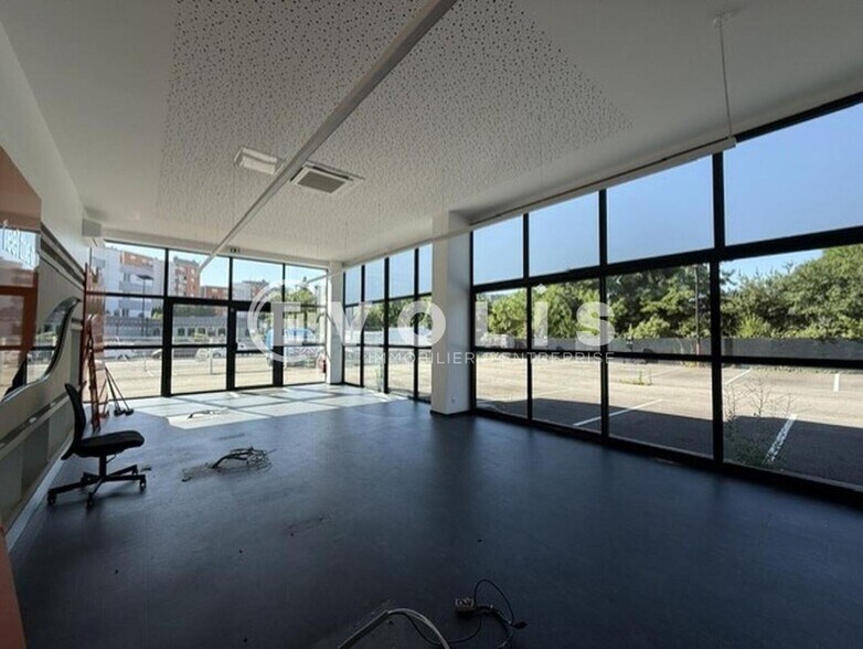 Flex in Grenoble for lease - Building Photo - Image 1 of 9