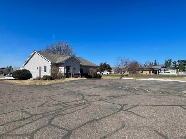 1813 Wilson St, Menomonie, WI for lease - Building Photo - Image 2 of 38