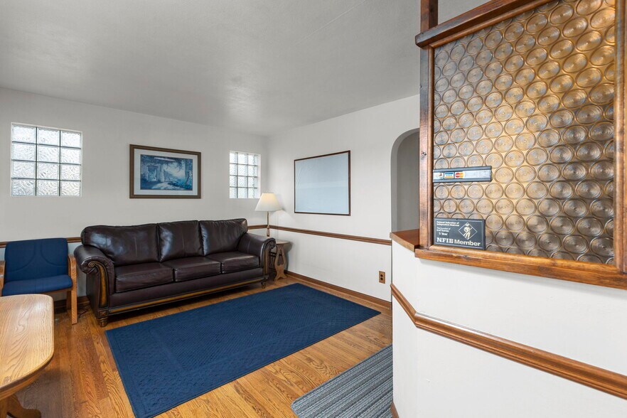 540 Howdershell Rd, Florissant, MO à vendre - Photo du bâtiment - Image 3 de 8