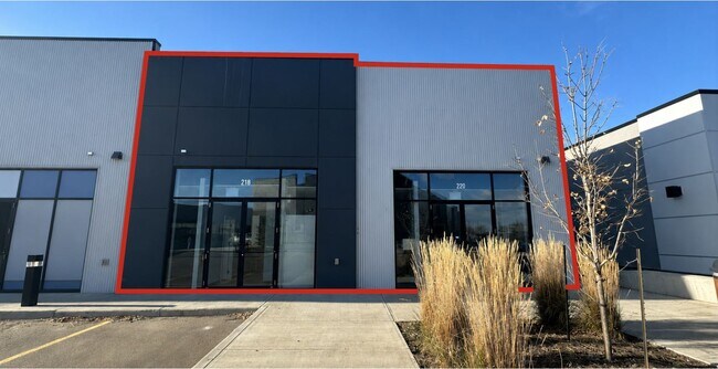 Plus de détails pour 220 Mistatim Rd NW, Edmonton, AB - Commerce de détail à vendre