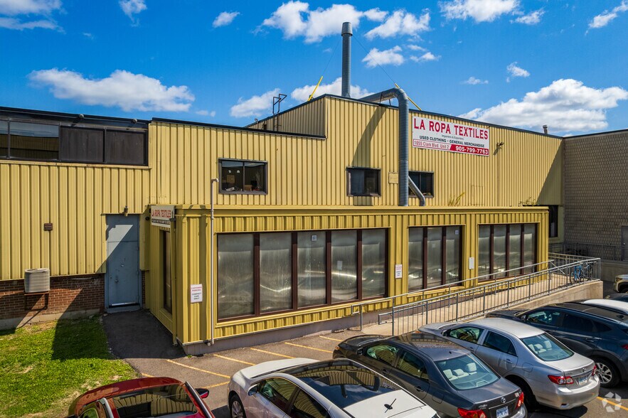 1055 Clark Blvd, Brampton, ON à louer - Photo du bâtiment - Image 2 de 6