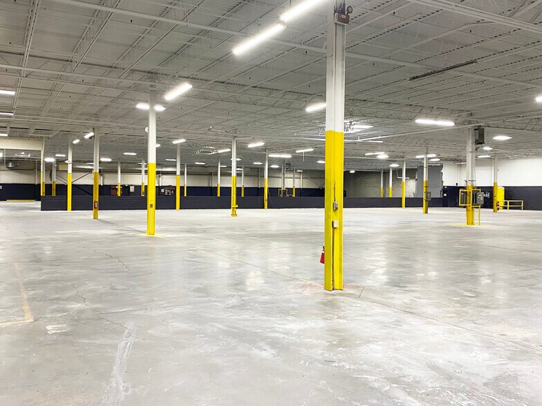 1 Bouchard St, Manchester, NH à louer - Photo intérieure - Image 3 de 7