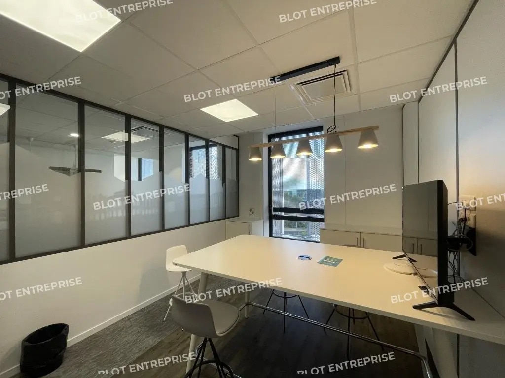 Office in Saint-Jacques-de-la-Lande for lease Interior Photo- Image 1 of 10