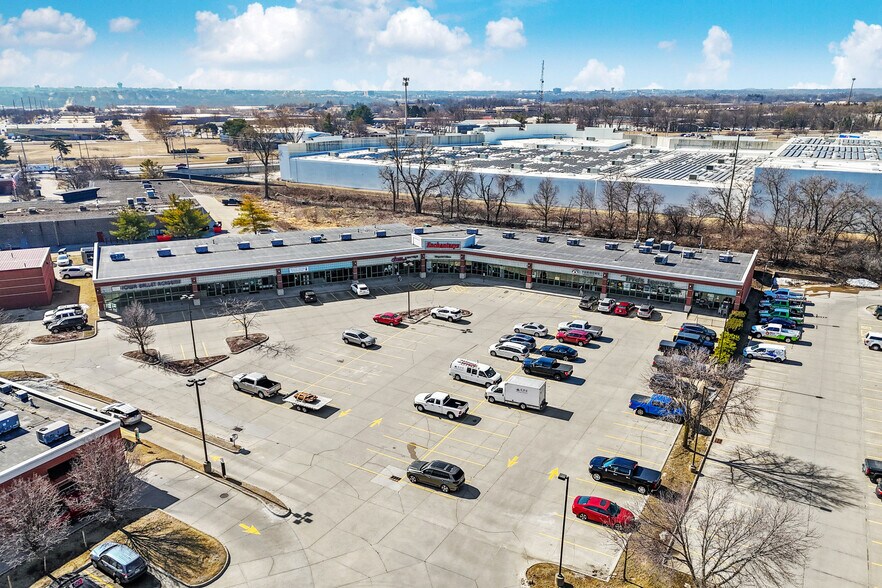 3880-3928 NW Urbandale Dr, Urbandale, IA for lease - Building Photo - Image 1 of 10