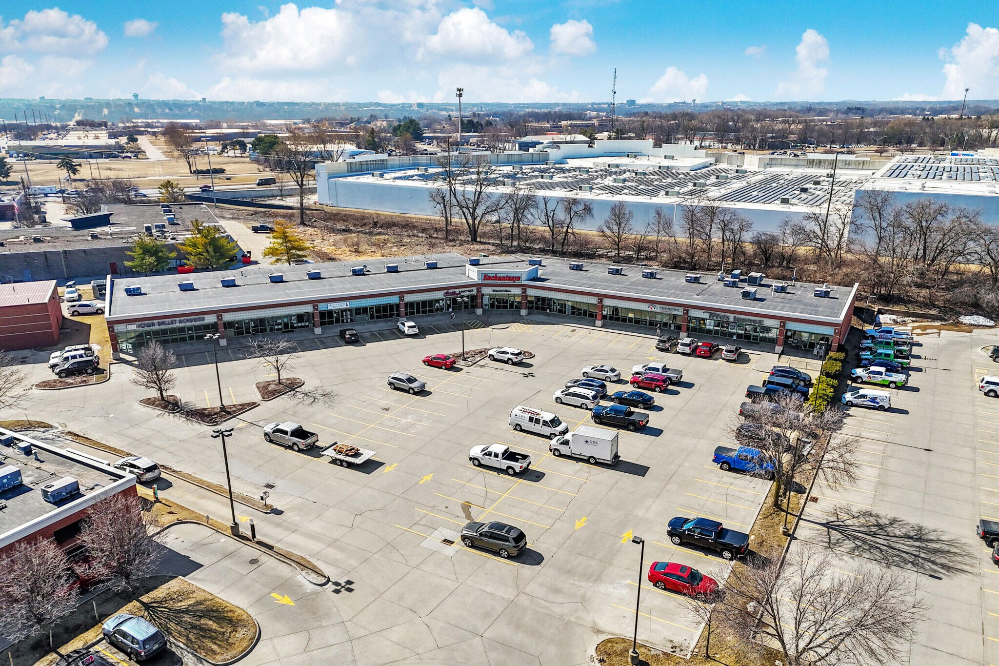 3880-3928 NW Urbandale Dr, Urbandale, IA for lease Building Photo- Image 1 of 11