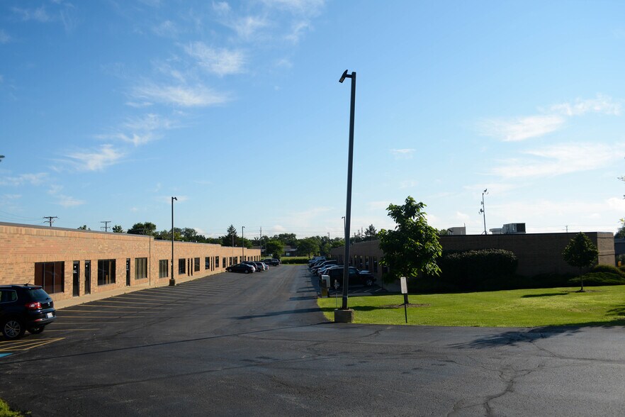 720 Industrial Dr, Cary, IL à louer - Photo du bâtiment - Image 2 de 5