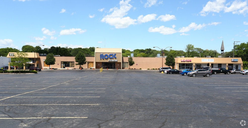 3800 E State St, Rockford, IL for lease - Building Photo - Image 2 of 8