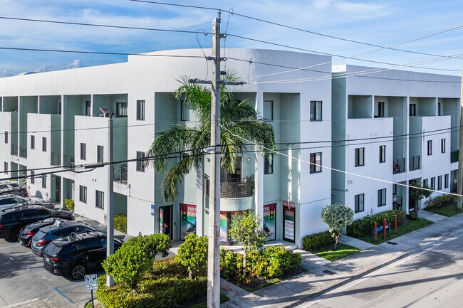 Plus de détails pour 710 E 9th St, Hialeah, FL - Commerce de détail à louer