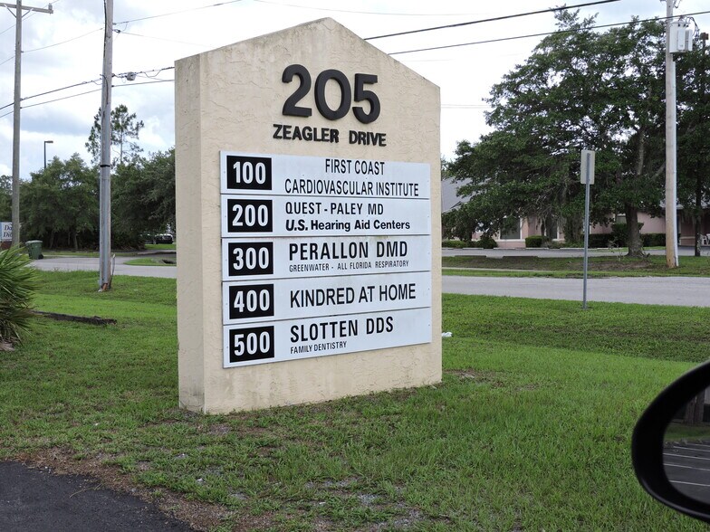 205 Zeagler Dr, Palatka, FL à vendre - Photo du bâtiment - Image 1 de 4