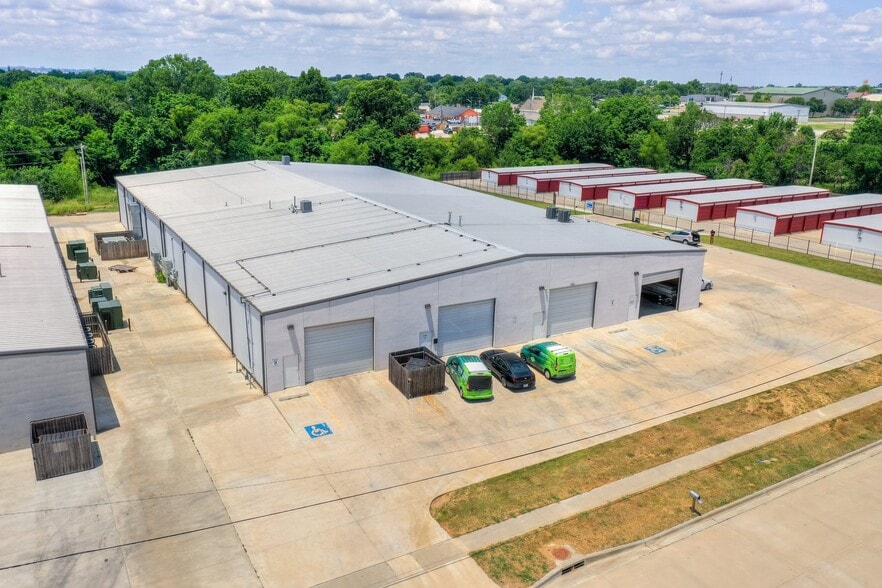 1158 N Birch Ave, Broken Arrow, OK for lease - Primary Photo - Image 1 of 6