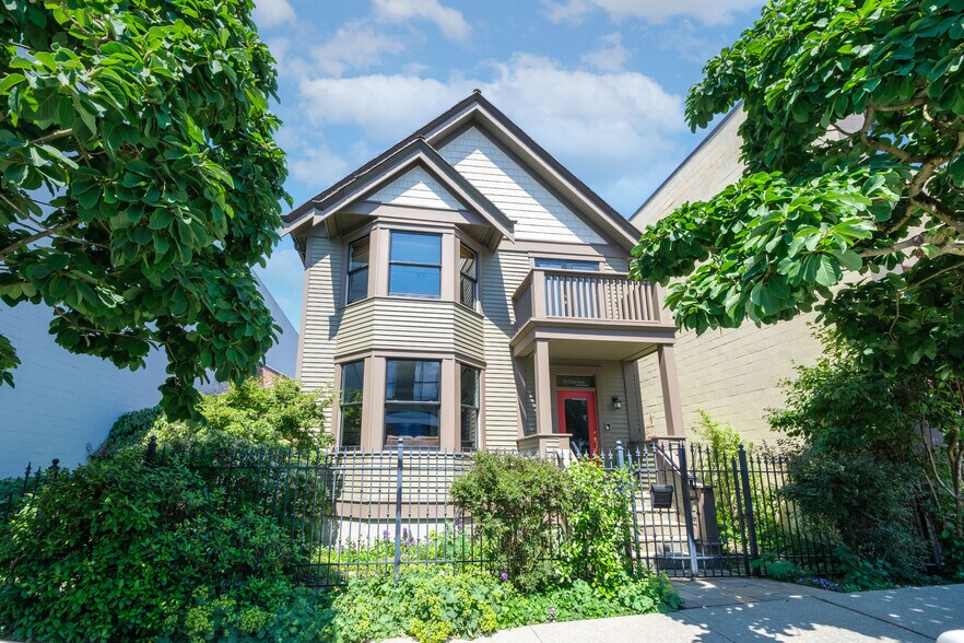 33 6th Av E, Vancouver, BC for sale - Primary Photo - Image 1 of 1