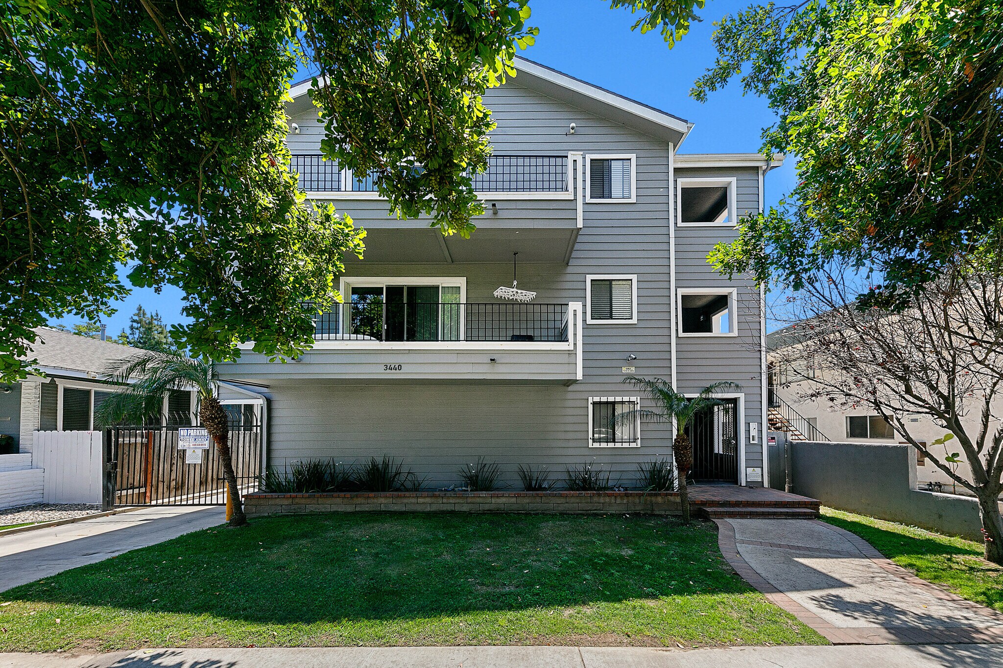 Long Beach Off-Campus Student Housing portefeuille de 7 propriétés à vendre sur LoopNet.ca Photo du bâtiment- Image 1 de 28