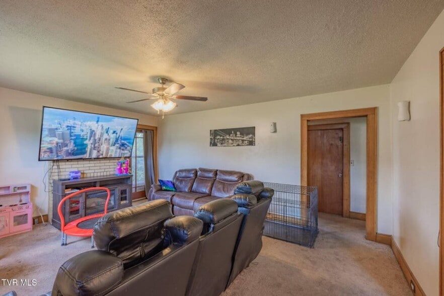 100 Salvage Ln, Johnson City, TN for sale - Interior Photo - Image 3 of 31